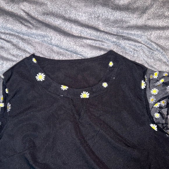 Black Sheer with daisy’s on the sleeves - kids XXL - Picture 2 of 4